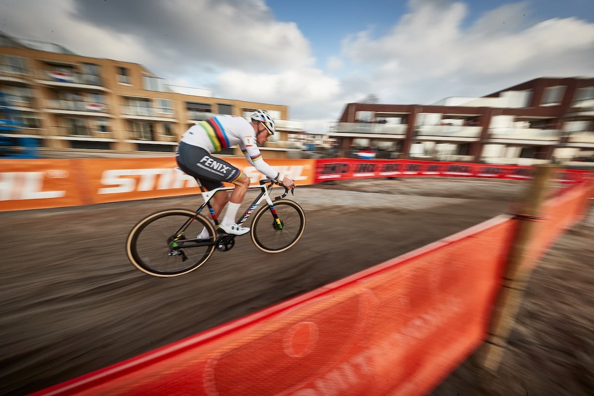 Mathieu van der Poel in the rainbow jersey rides Shimano Dura-Ace at the Hoogerheide cyclocross World Cup.