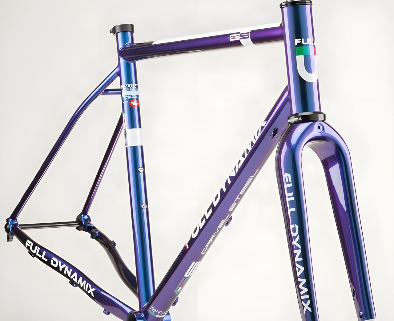 Close-up of the Full Dynamix Gravel S steel frame and carbon fork in colour-shifting purple and blue paint.