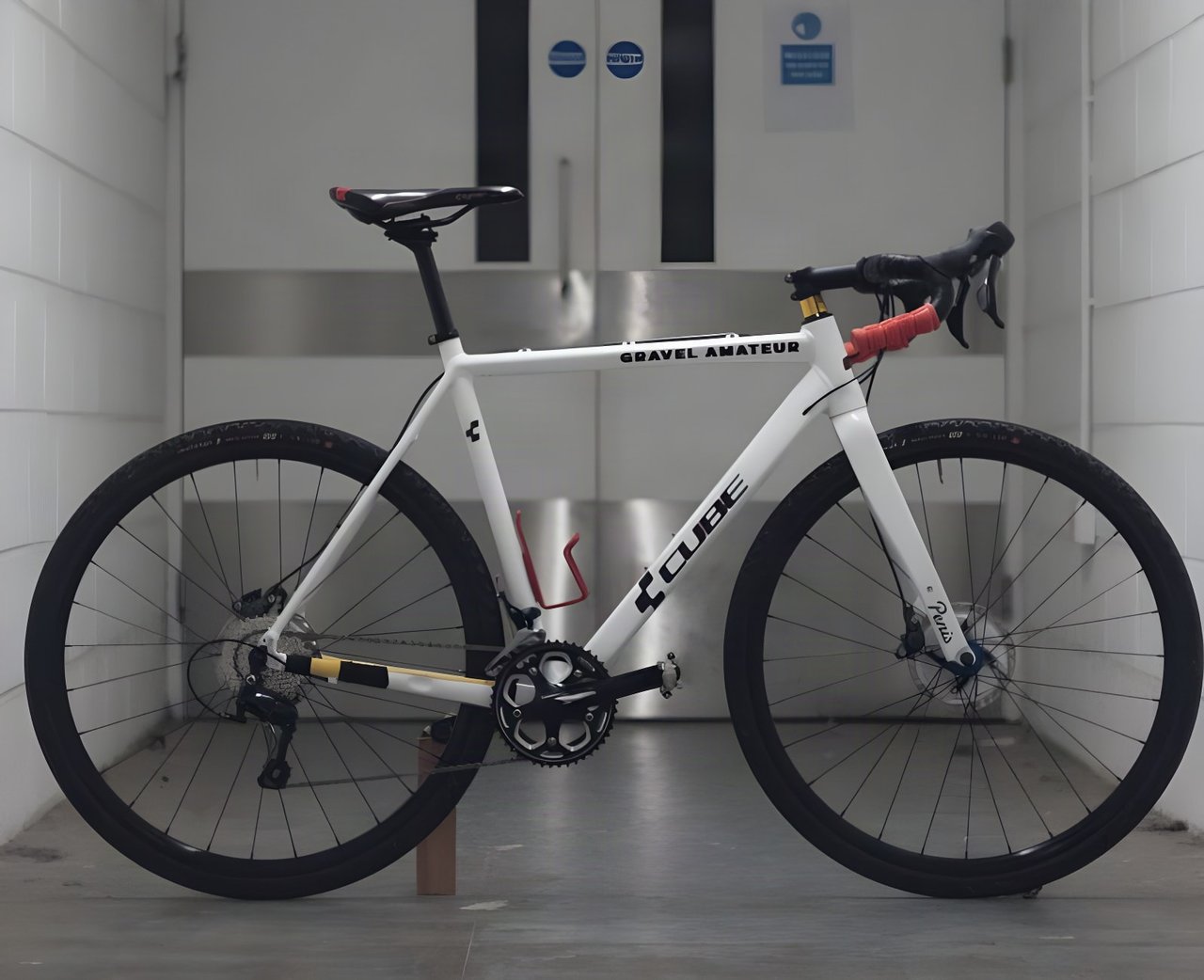 Will Jones's repainted white Cube Cross Race Pro, the Gravel Amateur, side on with red grips on the drops.