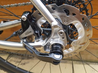 Reilly Gradient rear dropout with flat-mount SRAM Rival brake caliper, disc rotor and thru-axle lever.