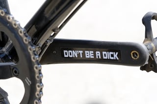 'Don't be a dick' sticker on the black Shimano 105 crank arm of the Cosmic Stallion.