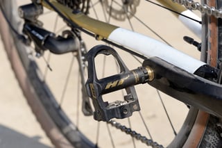HT PK01T carbon pedal with gold titanium axle on the Shimano 105 crank arm.