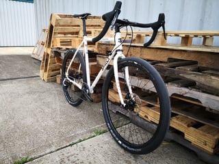Front three-quarter view of the Surly Midnight Special with drop bars, disc brakes and wide Schwalbe G-One tyres.