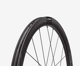 Close-up of the Scope R4A 45mm carbon rim profile and spokes, with the R4.A badge at the top.