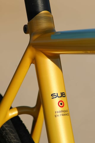 Wish One SUB seat tube decal reading SUB and Fabriqué en France on the gold frame.