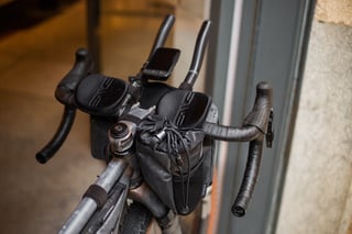 A.T.E.R. handlebar from above, with ENVE aero clip-ons, a Cordel bar bag, a head unit and a CeramicSpeed headset.