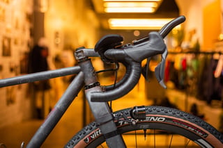 A.T.E.R. cockpit with ENVE clip-on aero bars, a Shimano GRX Di2 lever and the Son dynamo headlight above the front tyre.