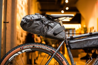 Cordel saddle bag strapped under the Fabric Scoop saddle of the A.T.E.R., above the rear Vittoria Terreno tyre.
