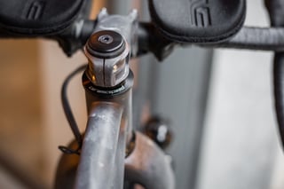 CeramicSpeed headset cap and stem on the Belle Cycles A.T.E.R., seen from above between the ENVE aero bar pads.