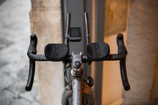 Looking down the A.T.E.R. cockpit: ENVE aero bar pads, a bar-mounted head unit and the CeramicSpeed headset.