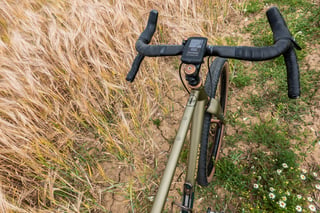 Ritchey VentureMax WCS Carbon bars and a bike computer on the Bombtrack Hook EXT, seen from above.