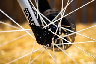 ENVE fork, front disc hub and white spokes on the Holland Cycles Gravel.