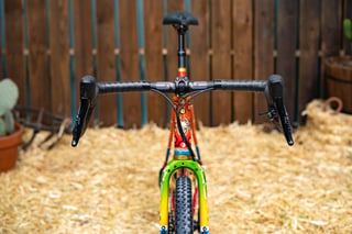 Front view of the Scarab Páramo cockpit with ENVE drop bars and a green and yellow painted fork.