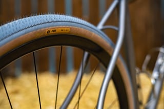 Ultradynamico Cava 700c tyre in grey with a tan sidewall on the Sklar All Road's front wheel.