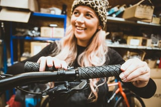 Kelly-Jayne smiles over the new flat bar with PRO grips and a Shimano Deore shifter on her Escapade.