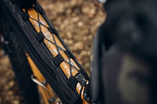 Straight Cut Design half frame bag laced to the top tube of the Winter Bracken Fairlight Faran 2, beaded with rain.
