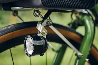 SON Edelux II dynamo headlight mounted to the front rack of the Woodland Green Fairlight Faran 2.