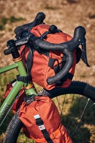 Road Runner Middle Earth handlebar bag seen from above, with the orange Hope headset on the green Fairlight Faran 2.