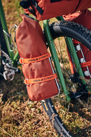 Road Runner buoy bag held in a King Cage with orange Voile straps on the Woodland Green Fairlight Faran 2 fork.