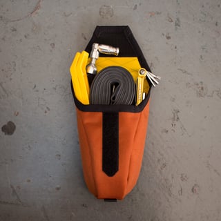 Open Teeny Houdini laid flat with a spare tube, tyre levers, CO2 inflator and multi-tool packed inside.