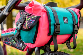 Wizard Works Mini Shazam bar bag in pink and teal with a splatter pocket on the Stayer UG at Bespoked 2021.