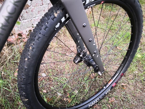 Front wheel of the Bombtrack Hook EXT with a WTB Nano 2.1 tyre, WTB rim and carbon fork with disc brake.