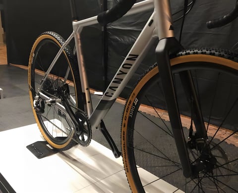 Canyon Grail AL aluminium gravel bike in brushed alloy with tan-wall Schwalbe G-One tyres on show at Toros de Gravel.