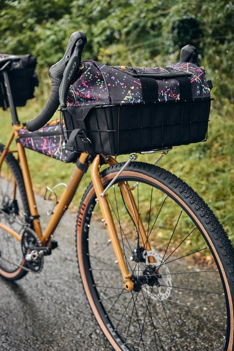 Front basket and splatter-fabric bag with GRX levers on the Winter Bracken Fairlight Faran, seen from the side.