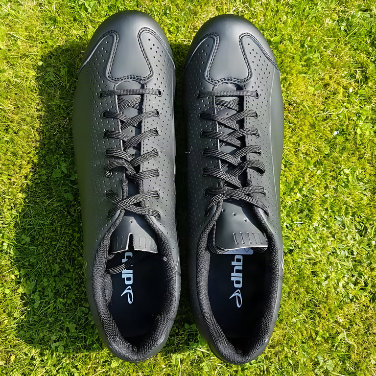 Laces and dhb-branded insoles of the Dorica MTB shoes, photographed from above on grass.