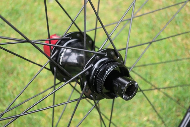 Centre-lock rotor mount and axle end on a Halo Vapour GXC hub, seen through the spokes.