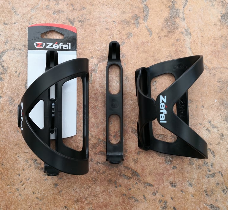 Pair of Zefal Wiiz cages with the oval-slotted mount between them, set up for left or right bottle exit.