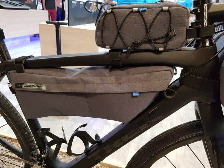 PRO Discover top tube bag with elasticated stash net above the frame bag on a Trek Checkpoint.