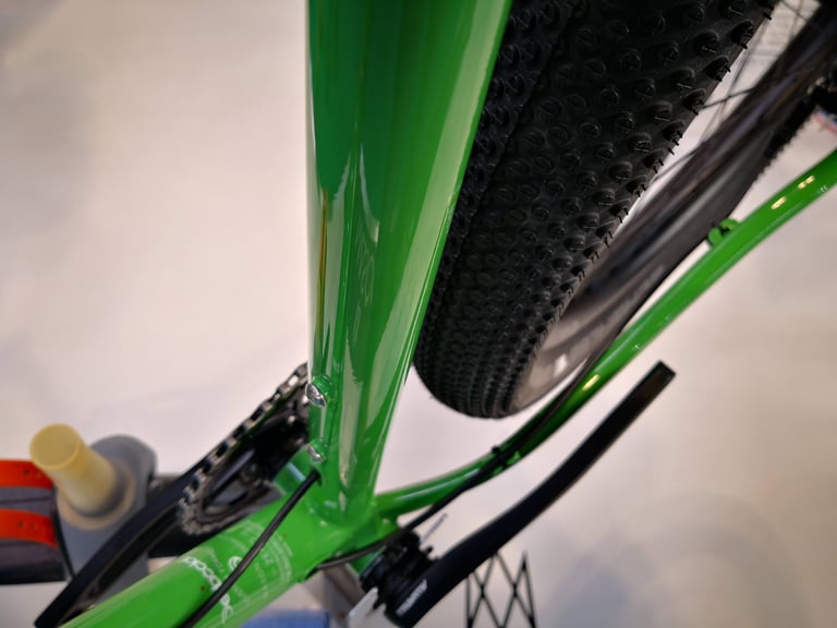 Rear tyre of the green Mason ISO seen from above, with room to spare between the seat tube and chainstays.