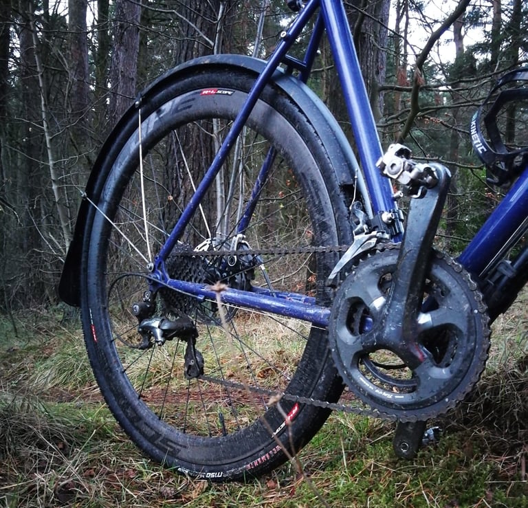 Shimano Tiagra 10-speed drivetrain on the Fairlight Secan with Scope R4 carbon rim and SKS mudguard.