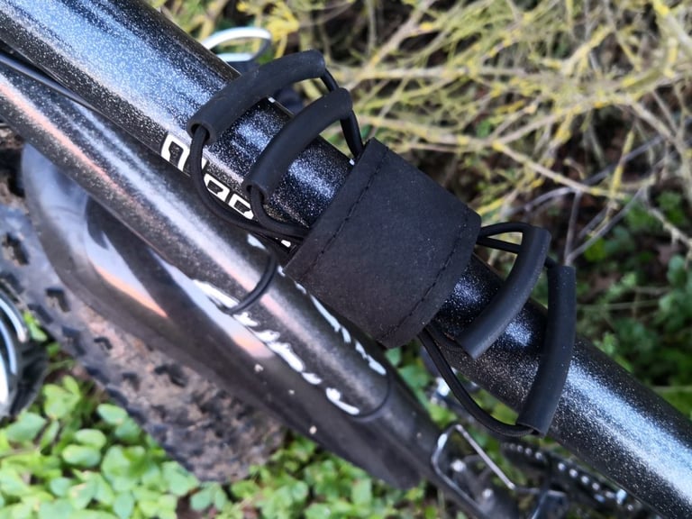 Super 8 top tube strap seen from above, its rubber-tubed cord loops sitting within easy reach of the rider.