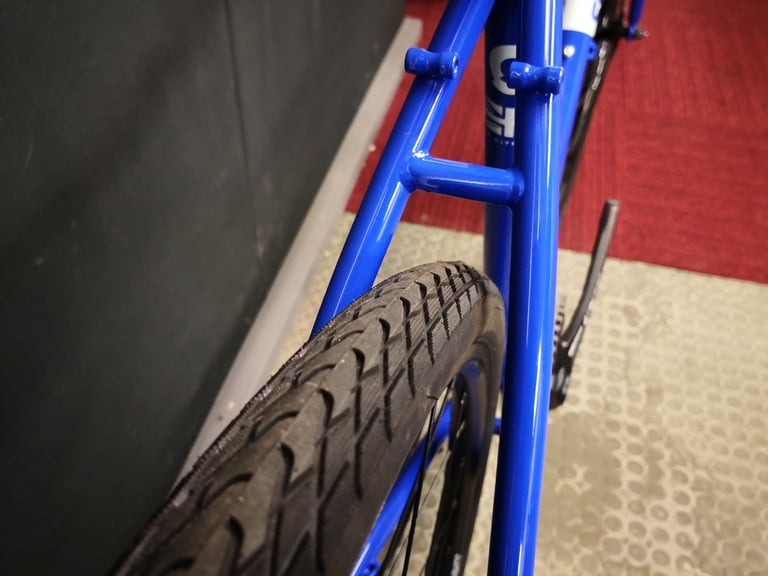 Sonder Santiago seatstays with a bridge and mounting bosses above the rear tyre.