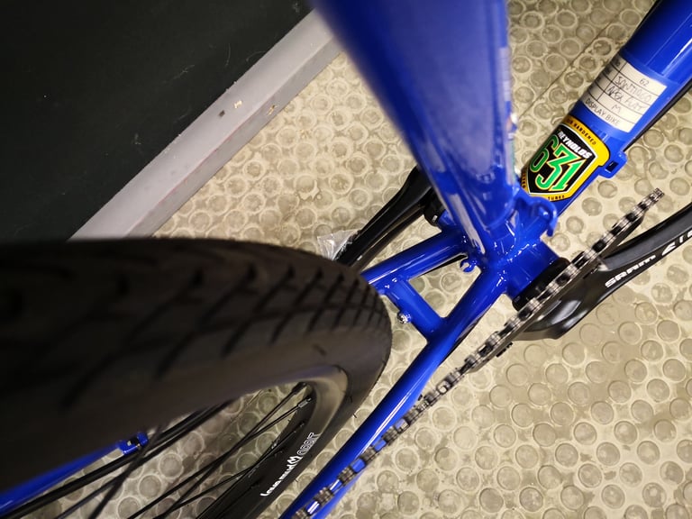 Sonder Santiago chainstay and bottom bracket area, showing tyre clearance and the SRAM crankset.
