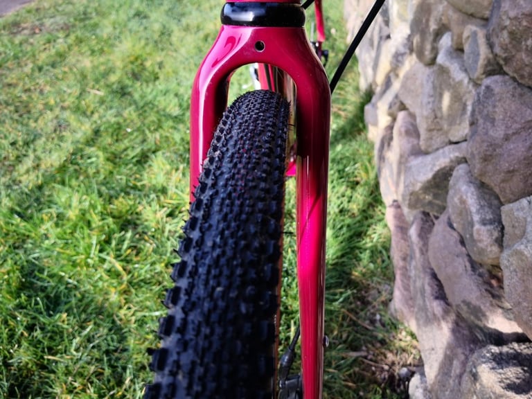 Front 37c WTB Riddler tyre in the Sonder Camino AL's carbon fork, showing the tread and fork clearance.