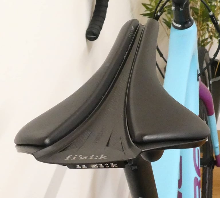 Rear view of the Fizik Antares R5 VS Evo saddle and its central relief channel, fitted to the Orbea Terra.