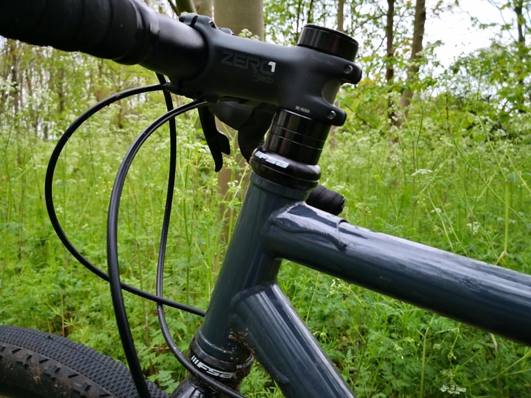 BiViBIKES Bunker head tube and top tube with FSA headset, Deda stem and external cables.