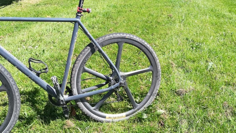 Mason Bokeh with a Merit Windmill rear wheel, seen from the drive side on grass.