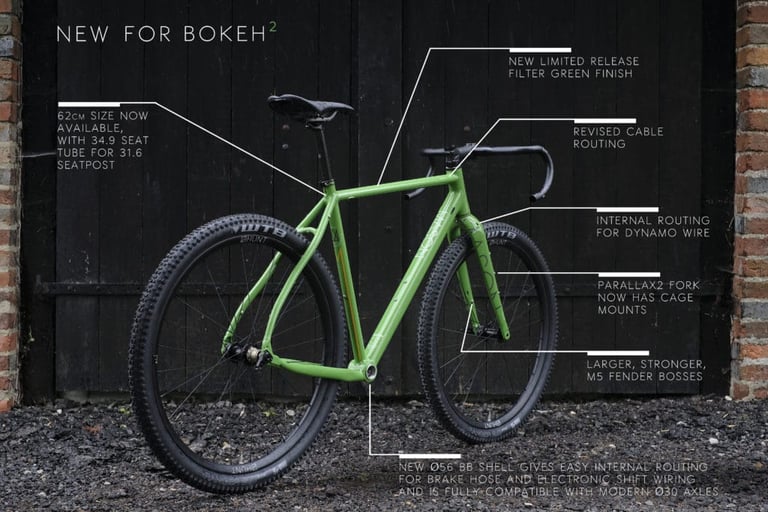 Mason Bokeh 2 in Filter Green annotated with its new features: 62cm size, revised cabling, Ø56 BB shell, Parallax2 fork.