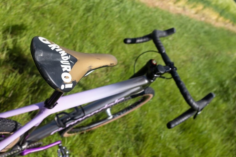 Gold and black Grinduro saddle on the custom-painted Cannondale Slate, seen from above with the drop bars.