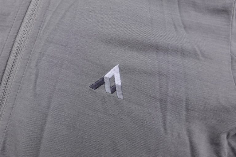 Embroidered 7Mesh logo on the chest of the grey Ashlu Merino Jersey.