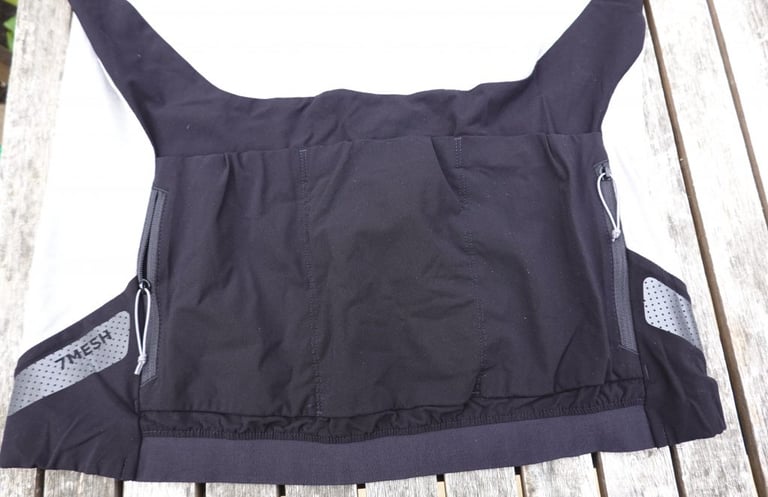 Rear of the 7Mesh Ashlu jersey showing three roadie pockets, two zipped side pockets and reflective panels.