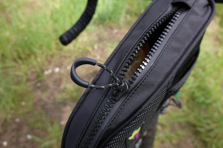 Chunky zip and rubber-looped pull cord on the Miss Grape Node 2H top tube bag.