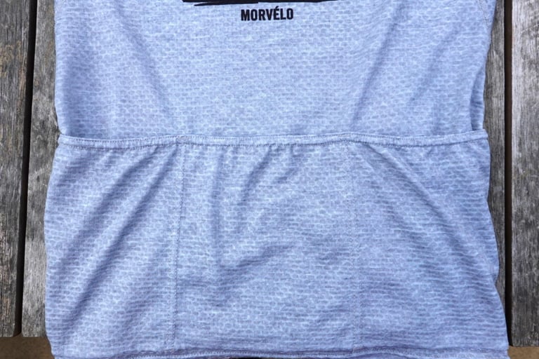 Back of the Morvelo Dual Baselayer-Jersey in grey, showing its three rear pockets.