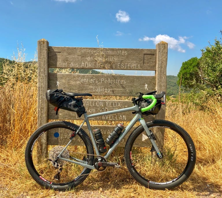Side view of the OPEN WI.DE gravel bike with double dropped chainstays, 650B tyres and Ortlieb seat pack.