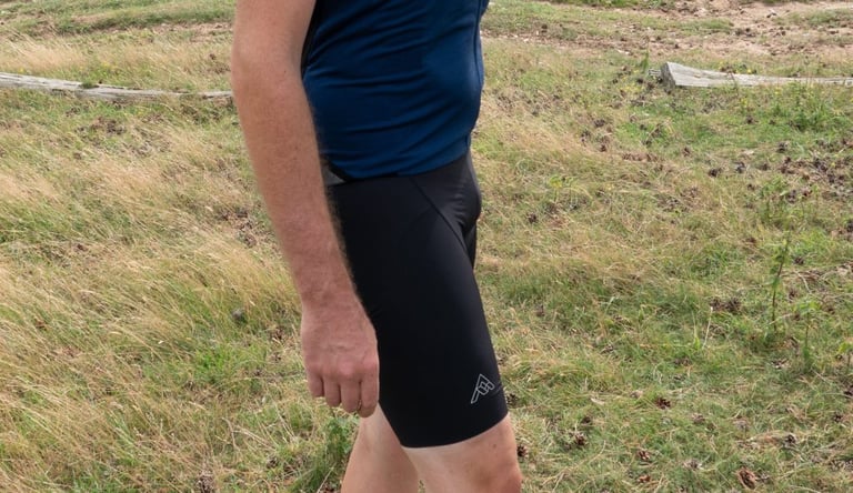 Small reflective 7mesh logo on the right leg of the black MK3 Bib Short.