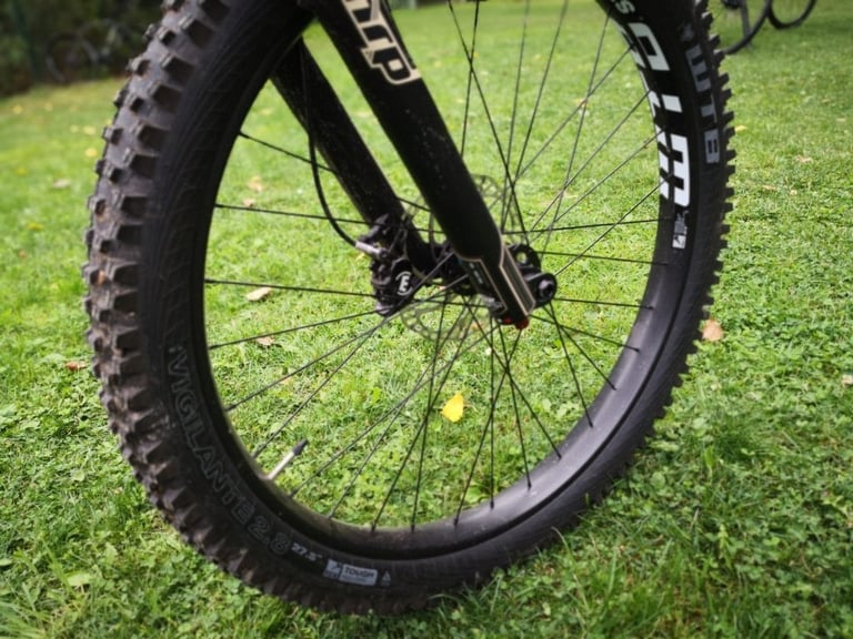 WTB Vigilante 27.5 x 2.8in Tough tyre on the front wheel of the Bombtrack Cale, sidewall labels visible.